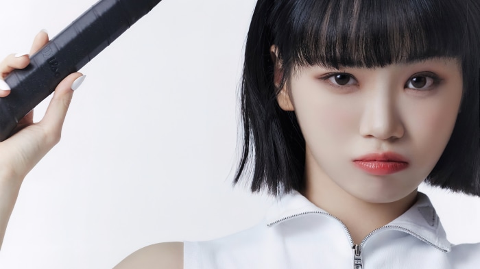 Kim Chaewon from Le Sserafim holding a tennis racket