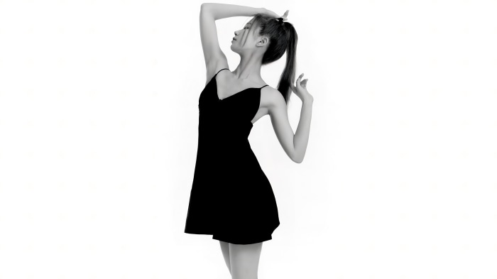Kazuha from Le Sserafim in black dress 4K