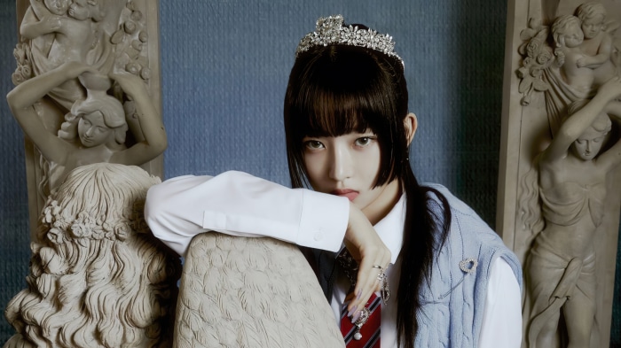 Rei from IVE wearing a tiara