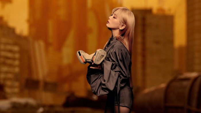 Jiu from Dreamcatcher holding a gas mask