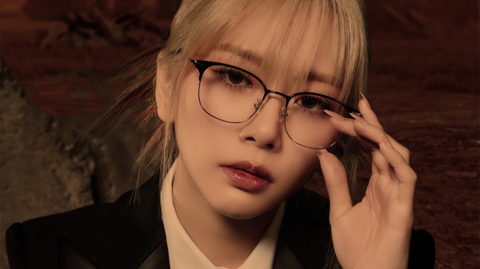 Jiu from Dreamcatcher wearing glasses