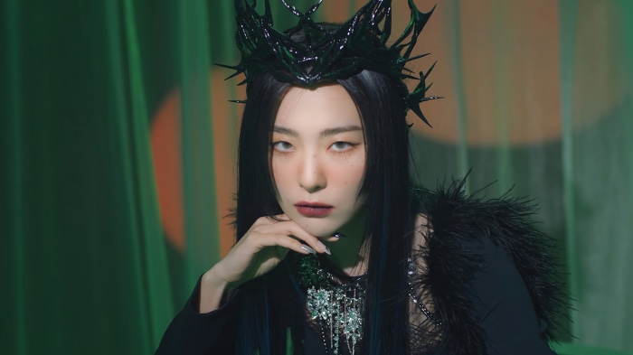 Seulgi from Red Velvet wearing a crown