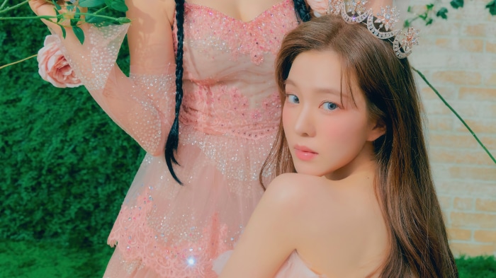 Irene from Red Velvet wearing a crown