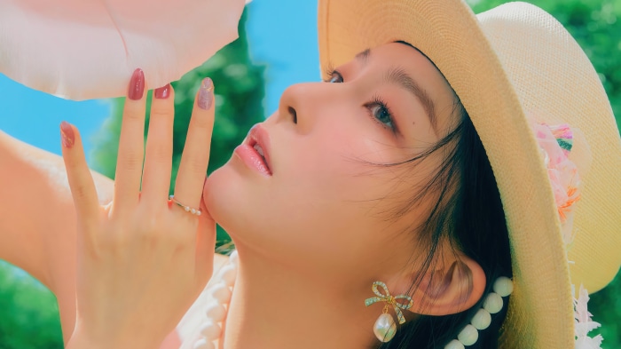 Seulgi from Red Velvet wearing a straw hat