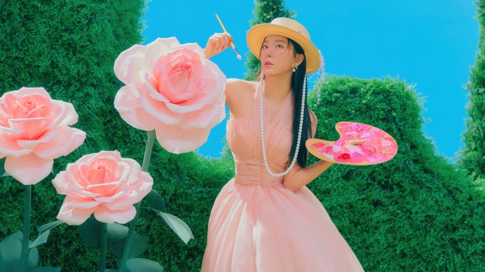 Seulgi from Red Velvet painting with giant roses
