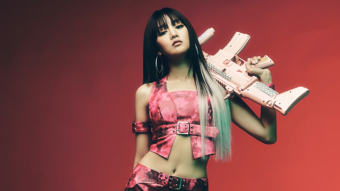 Minnie from (G)I-DLE holding a pink rifle