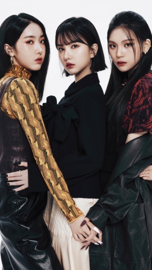 VIVIZ Kpop group members posing together