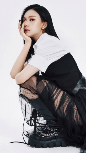 Umji from VIVIZ posing in a white shirt and black dress