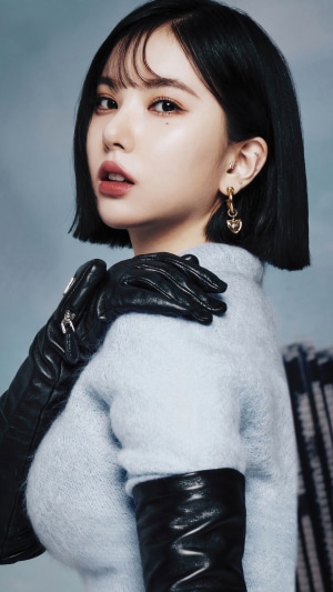 Eunha from VIVIZ wearing a light blue sweater and black gloves