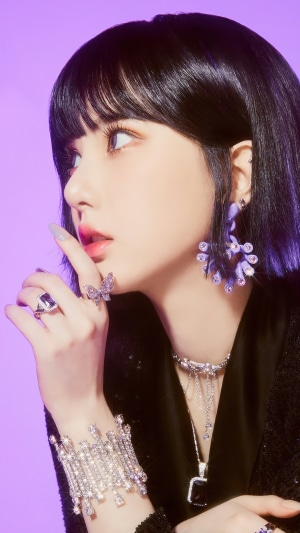 Eunha from VIVIZ wearing jewelry