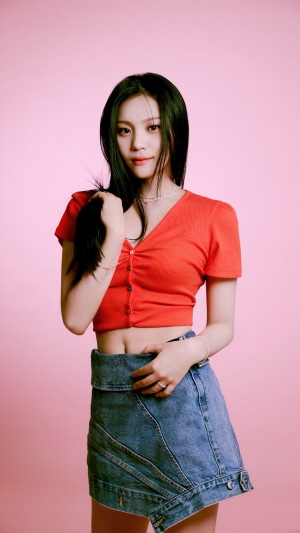 Umji from VIVIZ posing against a pink background