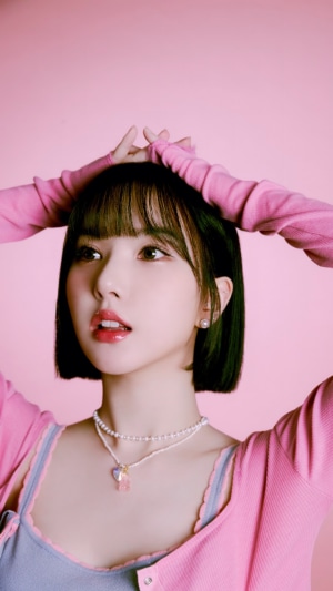 Eunha from VIVIZ with pink outfit