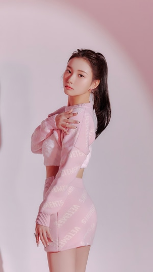 Seo Young Eun from Kep1er in pink outfit