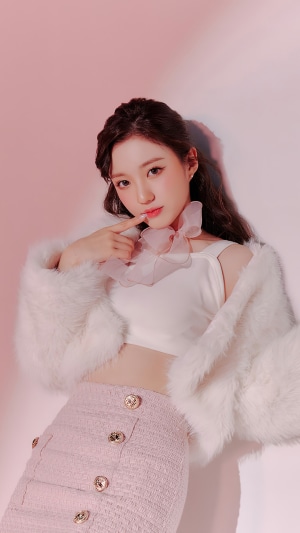 Yeseo from Kep1er posing in a pink outfit
