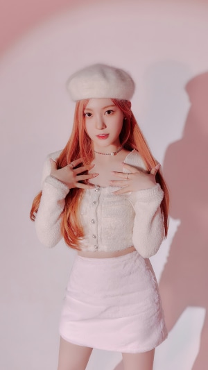 Kep1er Kim Chaehyun wearing a white beret and outfit