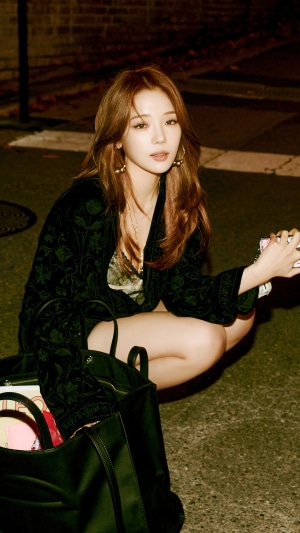 Fromis 9 Jisun crouching with a bag