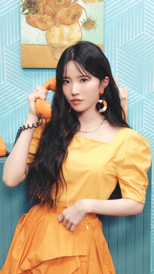 Hayoung from Fromis 9 holding a phone