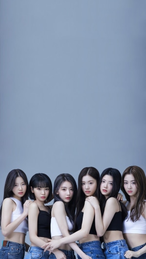 LE SSERAFIM Kpop group members posing