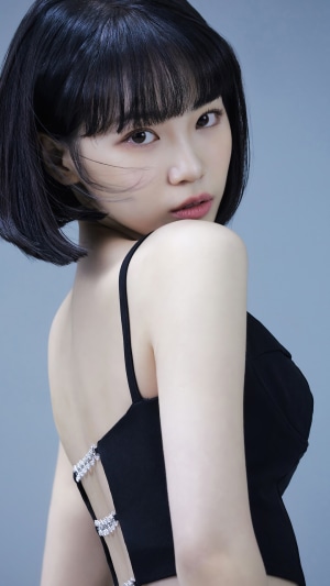 Kim Chaewon in a black outfit