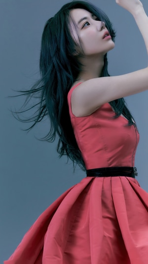 Sakura from LE SSERAFIM in red dress