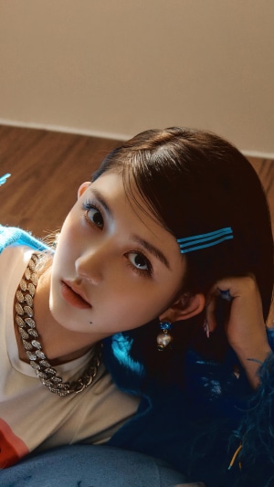 Gaeul from IVE with blue hair clips