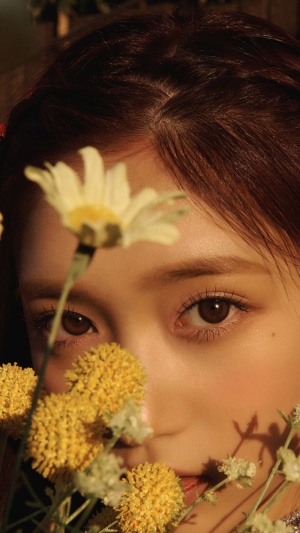 Leeseo from IVE with flowers