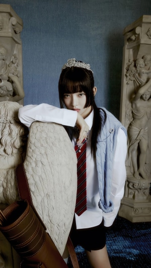 Rei from IVE wearing a tiara and school uniform