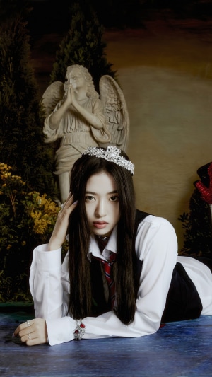 An Yu-jin from IVE wearing a tiara