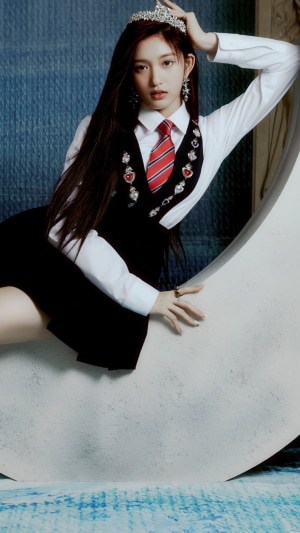 Leeseo from IVE wearing a crown and school uniform