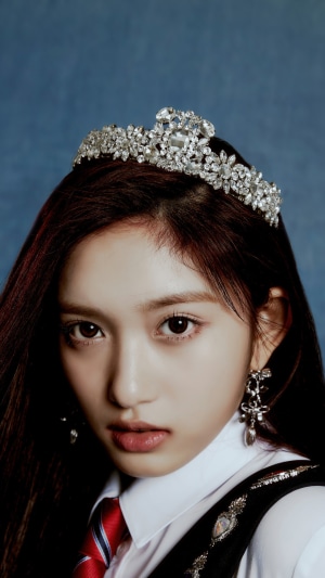 Leeseo from IVE wearing a tiara