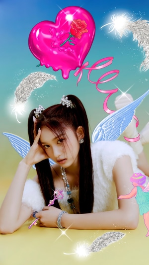 Leeseo from IVE with a heart balloon