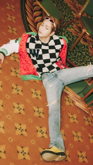 Onew Lee Jin-ki wearing checkered sweater and jeans