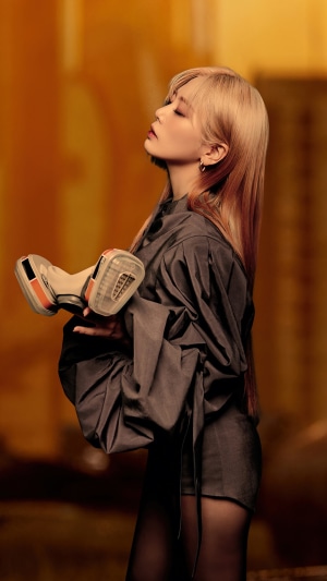 JiU from Dreamcatcher holding a dumbbell