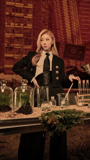 Handong from Dreamcatcher in a laboratory setting