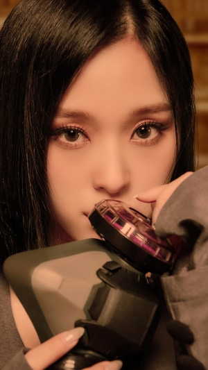 Gahyeon from Dreamcatcher holding a mask