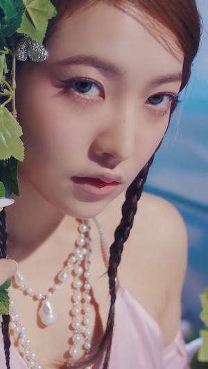 Yeri from Red Velvet with pearl necklaces