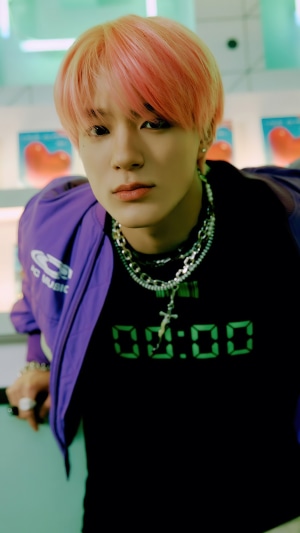 Jeno from NCT DREAM Glitch Mode