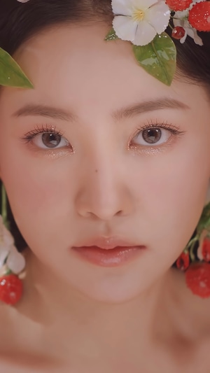 Yeri from Red Velvet with floral and strawberry accessories