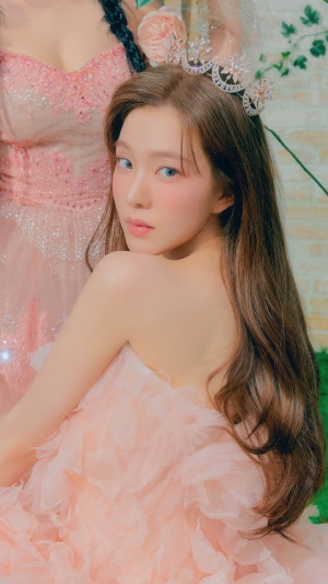 Irene from Red Velvet wearing a crown