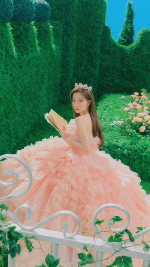 Irene from Red Velvet wearing a crown and pink dress