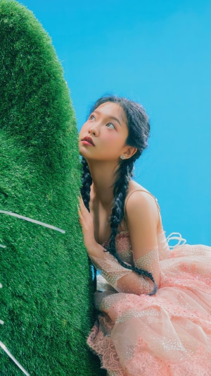 Yeri from Red Velvet in a pink dress