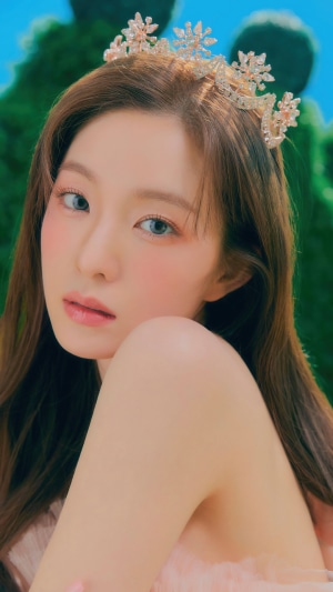 Irene from Red Velvet wearing a crown