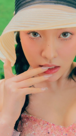 Yeri from Red Velvet wearing a sun hat
