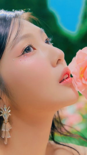 Joy from Red Velvet with a pink rose