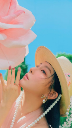 Seulgi from Red Velvet wearing a hat and pearls