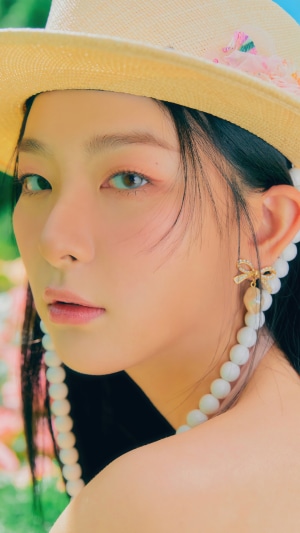 Seulgi from Red Velvet wearing a straw hat and pearl earrings