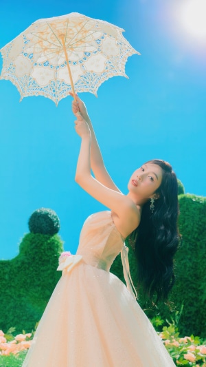Joy from Red Velvet holding a parasol