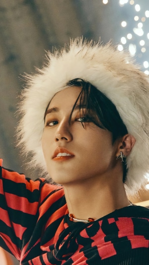 Han Ji-sung from Stray Kids wearing a furry hat