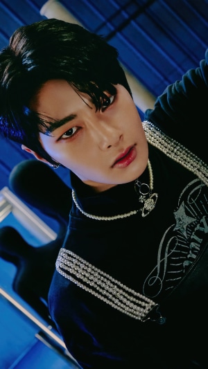 I.N from Stray Kids wearing pearl necklaces