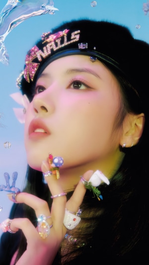 Jiwoo from NMIXX wearing a beret and rings